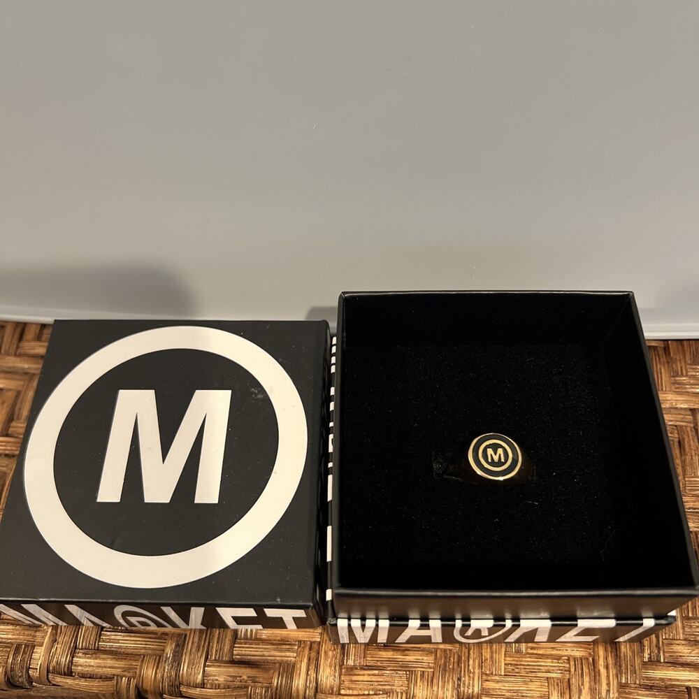 Market (M)Onyx Ring Gold Size 9 New In Box MSRP 55.00